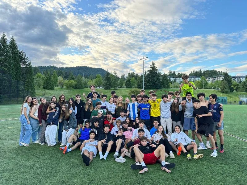 Camp d'été 14-18 ans au Canada, groupe de jeunes sur un terrain de sport